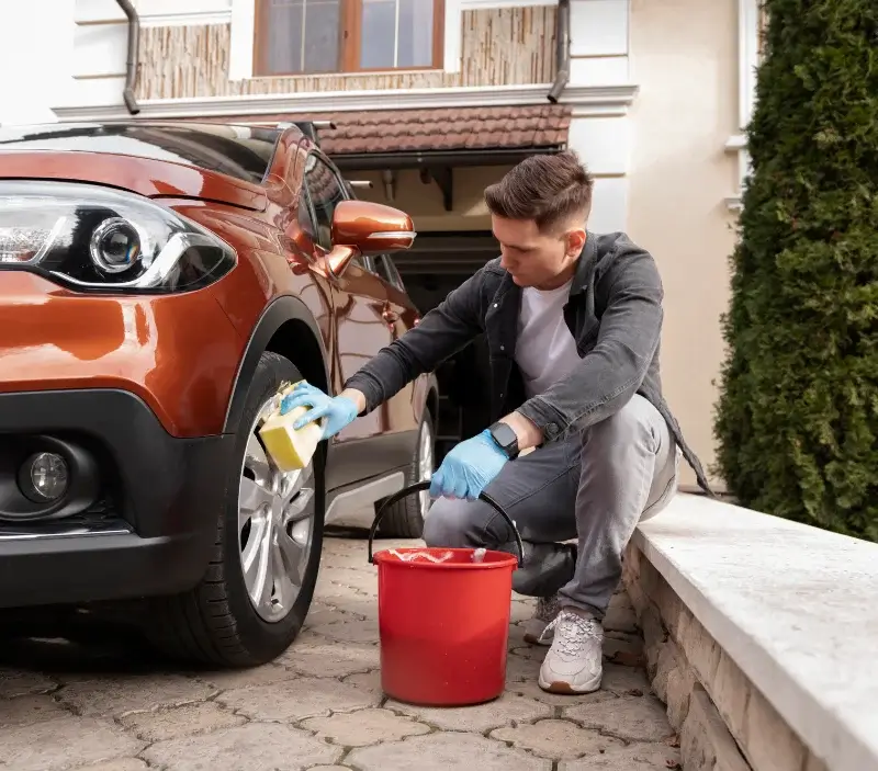 Lavage auto à domicile Aubignas : professionnel intervenant sur un véhicule